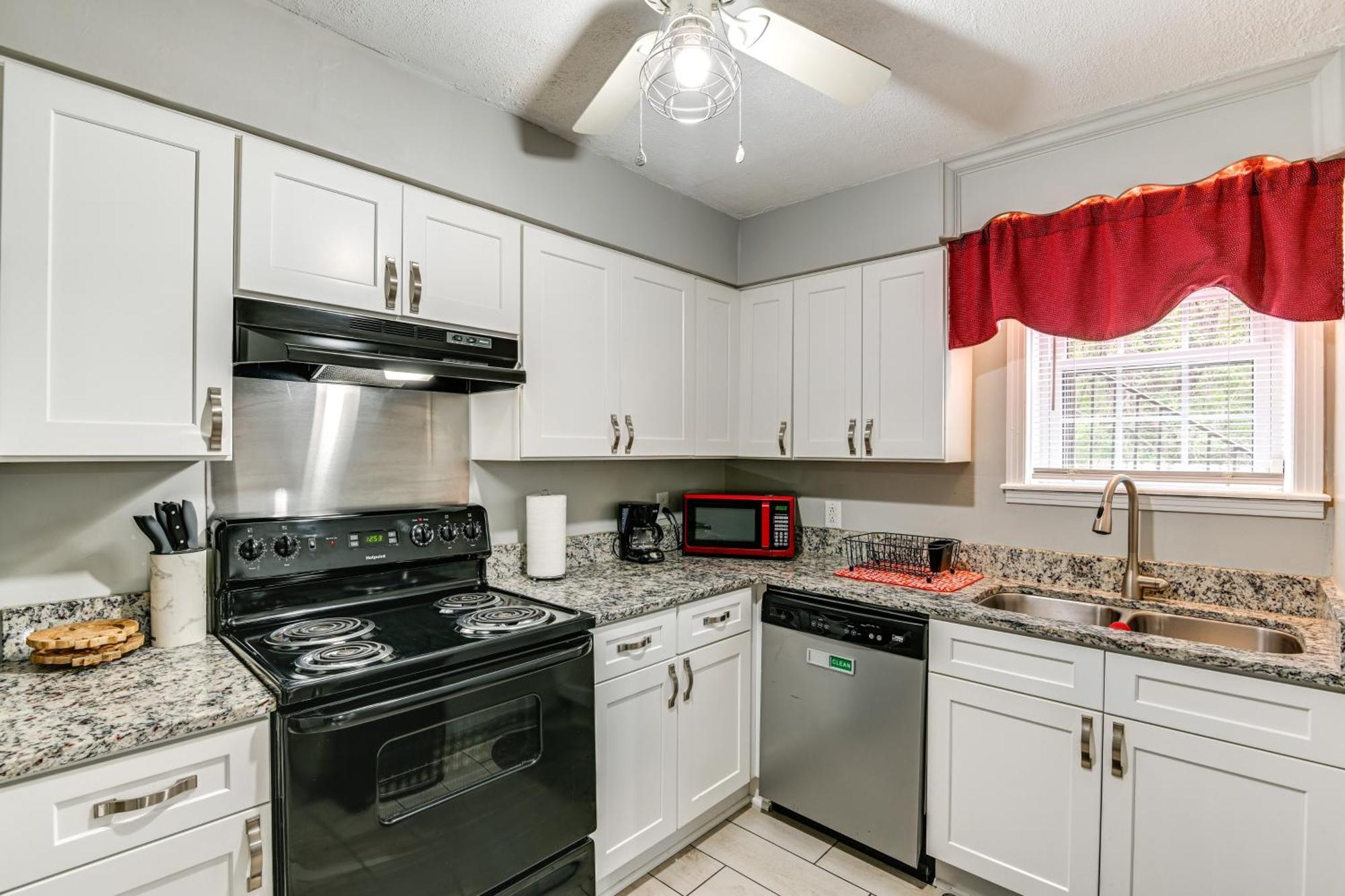 Holiday home Cozy Getaway 11 Mi To Downtown! *